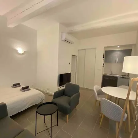 Climatise Sur Courette Apartment