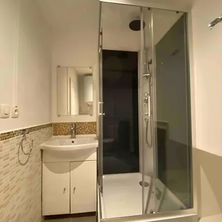 Climatise Sur Courette Apartment *