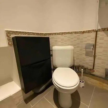 Apartment Climatise Sur Courette