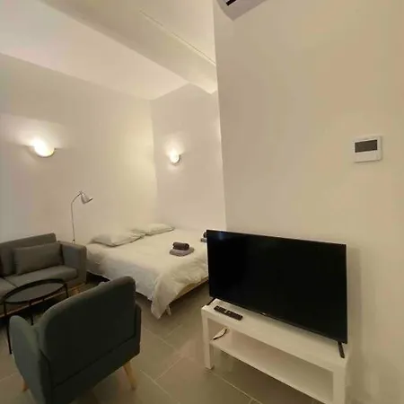 Climatise Sur Courette Apartment