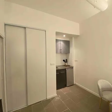 Climatise Sur Courette Apartment *